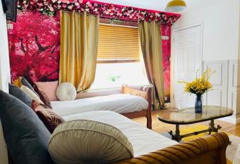 Party Houses for Hens-Stags & Groups has Balcony rooms