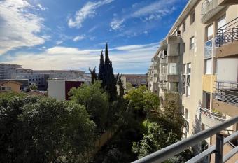 Apartment with terrace near the city center Antibes has Balcony rooms