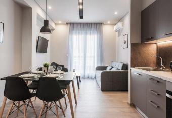 Piraeus Deluxe 2BDR Apt - near metro and port has Balcony rooms