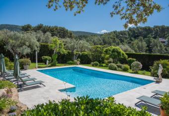 Le Clos Serein allows 18 year olds to book a room