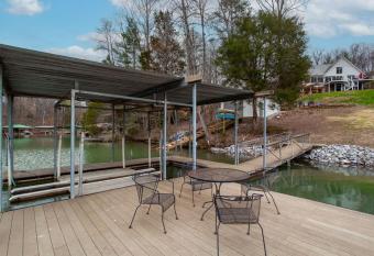 Lakeside Retreat - Private Lake Access has Balcony rooms