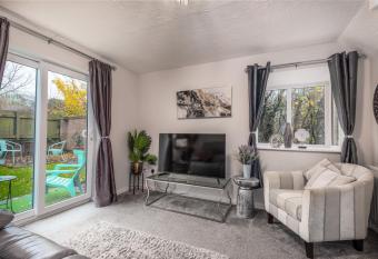 WORCESTER Fabulous Cherry Tree Mews self check in dogs welcome by prior arrangement , 2 double bedrooms ,super fast Wi-Fi, with free off road parking for 2 vehicles near Royal Hospital and woodland walks has Balcony rooms