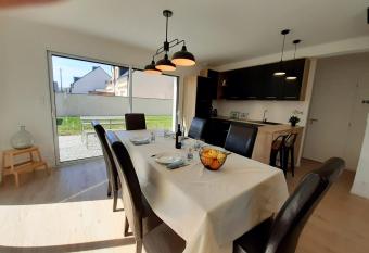 Location bord de mer au calme has Balcony rooms