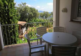 Appartement Les Restanques du Golfe de St-Tropez has Balcony rooms