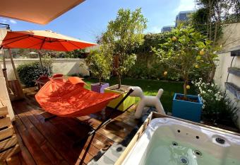 Appartement avec Jacuzzi - Climatisation - Parking has rooms with a private hot tub