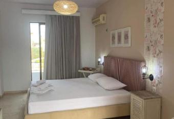 Yianna Apartments allows 18 year olds to book a room