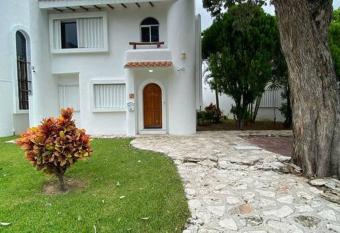 Villa Vaoli has rooms with a private hot tub