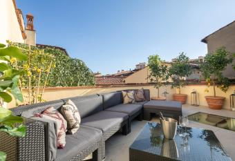 Luxury penthouse in the heart of Florence has rooms with a private hot tub