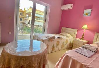 Dora s nest 5  min from the airport. allows 18 year olds to book a room