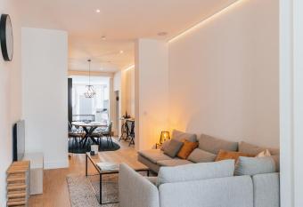 Vakantiehuis V  lolit allows 18 year olds to book a room