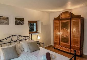 B&B ALLA PIAZZETTA DI TEGNA has Balcony rooms