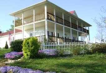 Rocky Hill Inn has Balcony rooms
