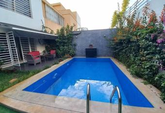 Villa de luxe piscine allows 18 year olds to book a room