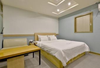 Guri C Boutique Hotel has rooms with a private hot tub