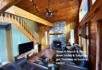 Knoll by the Lake-7 minutes to skiing has rooms with a private hot tub