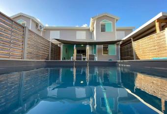 Villa de vacances Neuve Goya, Piscine Priv  e allows 18 year olds to book a room