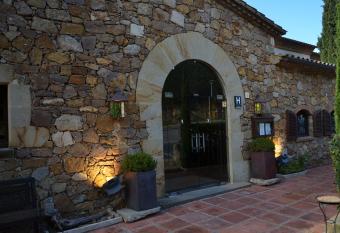 Hotel Galena Mas Comangau allows 18 year olds to book a room