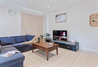 Charming townhouse -15min to CBD allows 18 year olds to book a room
