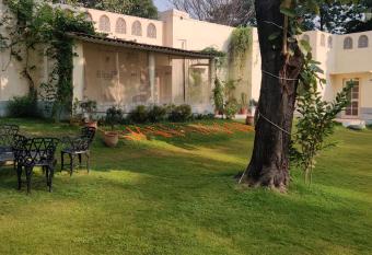 The Dak Bungalow has Balcony rooms