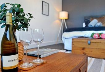 Central Modern Studio Apartment, Hermanus Waterfront allows 18 year olds to book a room