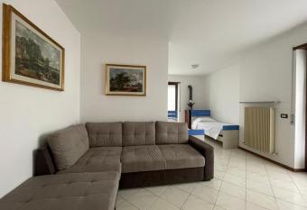Appartamento spazioso con 2 camere da letto has Balcony rooms