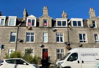 test allows 18 year olds to book a room