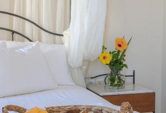 Epavlis Hotel & Spa has rooms with a private hot tub