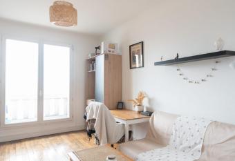 Bright 38 m - balcony - view of the Sacr  -C  ur has Balcony rooms