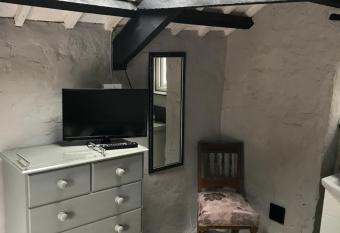 The Pump House, Bossiney Tea Room allows 18 year olds to book a room