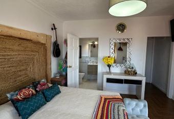 Tenerife Sur Habitaci  n de Lujo allows 18 year olds to book a room