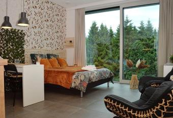 Au Vieux Ch  ne allows 18 year olds to book a room