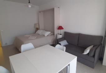 LE PETIT CITRON allows 18 year olds to book a room