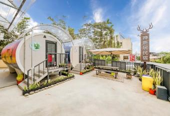 Shen-Lu-Ju B&B allows 18 year olds to book a room