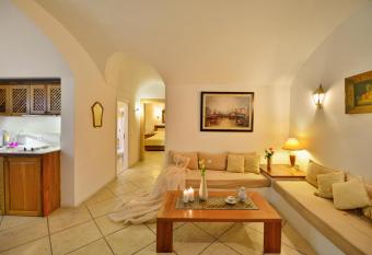 Tamarix Del Mar Suites has rooms with a private hot tub