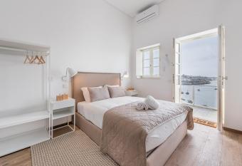 GuestReady - Port Studio 4 has Balcony rooms