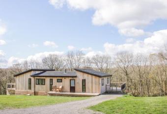 Fabulous detached lodge with hot tub. has Balcony rooms