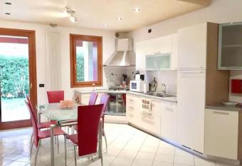 Appartamento Caerano - con giardino in posizione strategica has Balcony rooms