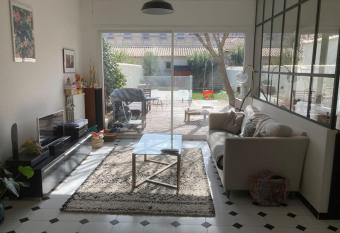 Charmante maison de ville    Salon de Provence has Balcony rooms