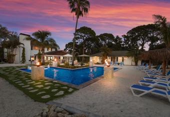 Sleeps 26! 2+Acre Luxury Estate 9 min from beach! has Balcony rooms