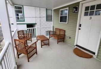 Fully Remodeled 2 bedroom Condo. Only One Block To Beach and Boardwalk. has Balcony rooms