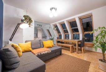 Loft + Balkon im Historischen Altbau am Marktplatz has Balcony rooms