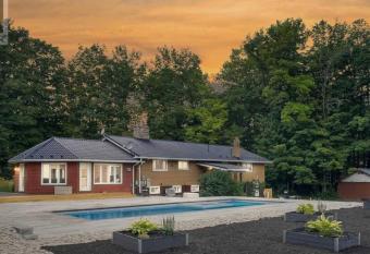 Mansion on 8 acres nature wasaga beach blue mountain allows 18 year olds to book a room