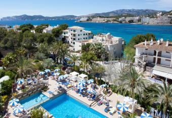 Hotel Bahia del Sol allows 18 year olds to book a room