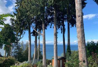 Waterfront Eagle Nest has Balcony rooms