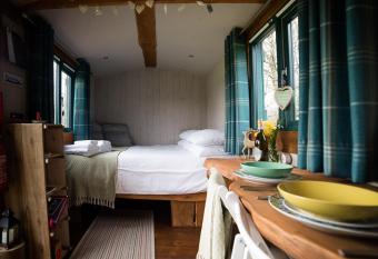 Shire the Shepherd s Hut at Pentref Luxury Camping has Balcony rooms