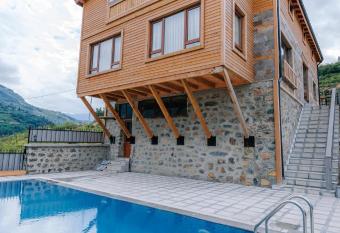 Ma  ka Home has Smoking/Balcony rooms