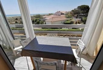 Le Carlton -Beau F2 front de mer Balcon has Balcony rooms