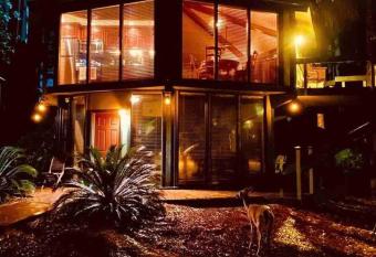 The Cozy Nook Magical Treehouse by the Sea! has Balcony rooms