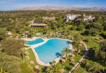 La Bobadilla, a Royal Hideaway Hotel allows 18 year olds to book a room