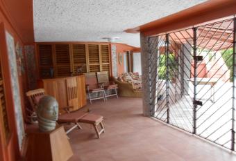 2 Bedroom Villa, Freeflow Villa allows 18 year olds to book a room